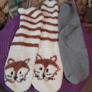 Old Navy Womens White Grey Bundle (2) Set Fuzzy Socks Ankle And Crew Size OS